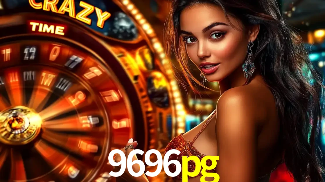 Mulher ao lado da roda de prêmios do jogo de cassino ao vivo Crazy Time, um dos shows de jogos mais emocionantes oferecidos pela plataforma de apostas 9696pg.